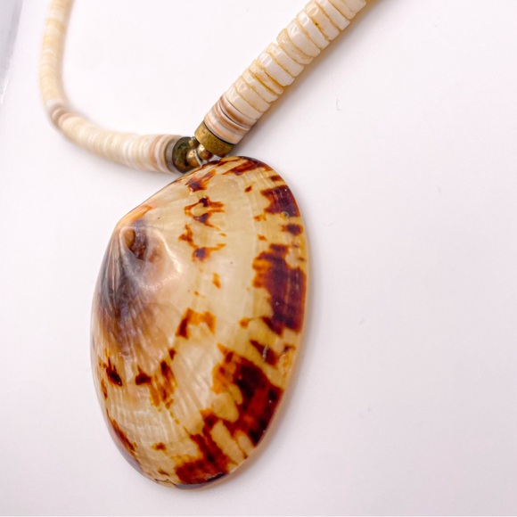 Vintage Limpet Pendant Necklace with Shell Heishi Beads and Barrel Closure - Picture 4 of 8
